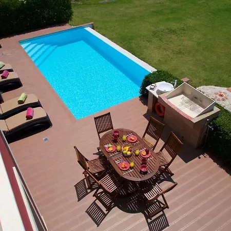 Sleeps 6 Pool Wifi Villa