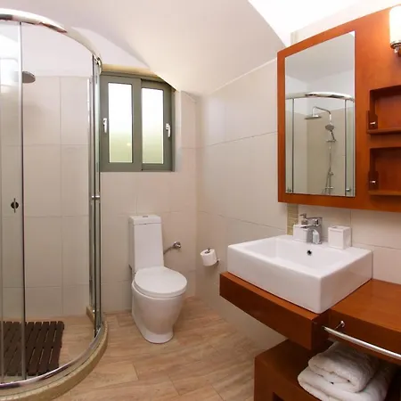 ヴィラ Sleeps 6 Pool Wifi Mousata